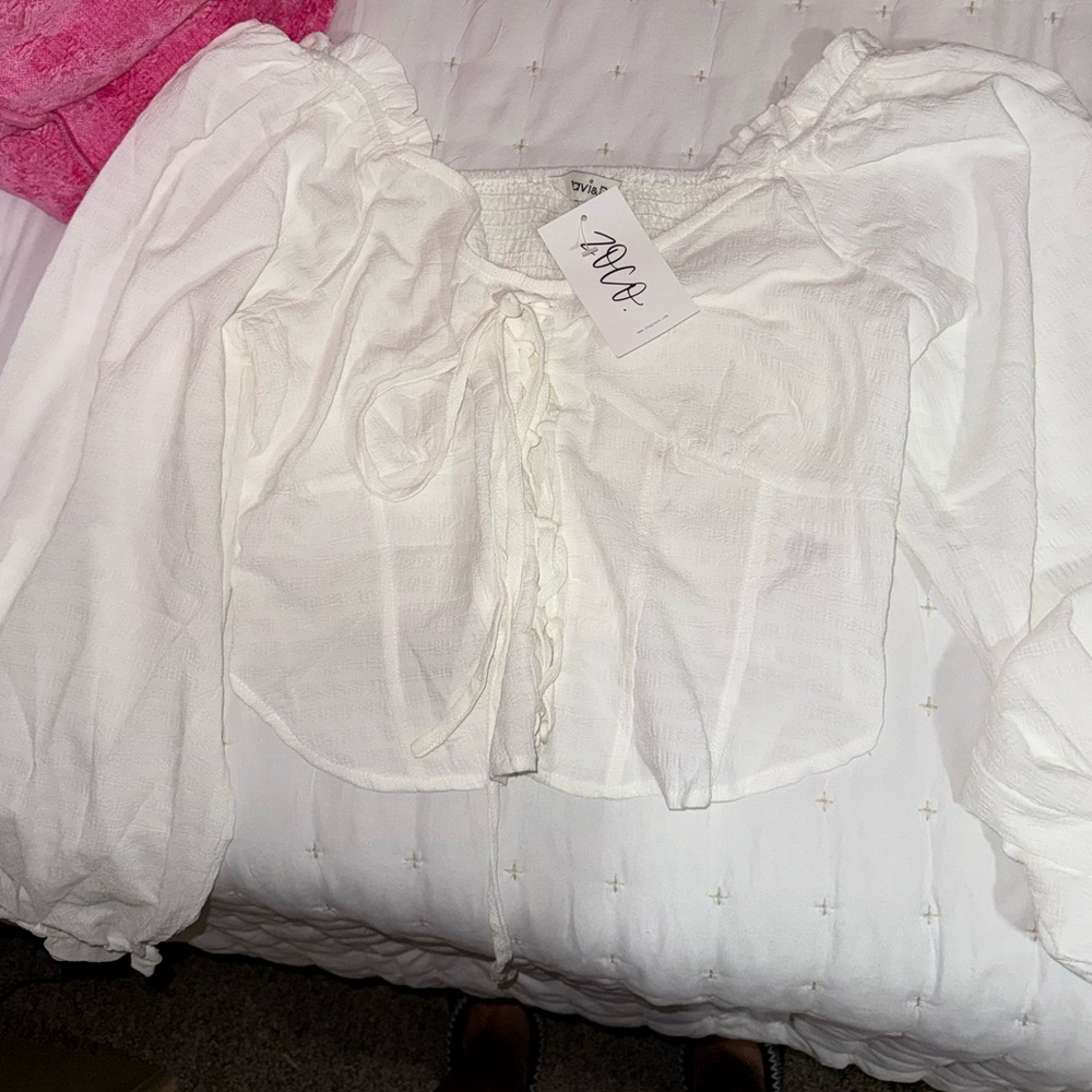 Whit along sleeve blouse